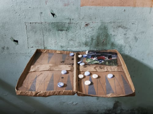 Jeu de société artisanal aux pièces bleu et blanc à l'Hôtel La Prison de Béziers