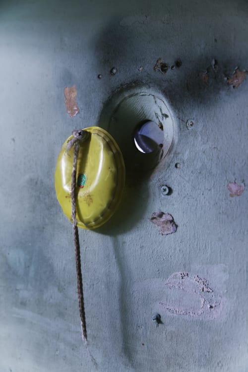 Cloche jaune vintage sur mur usé à l'Hôtel La Prison à Béziers, France