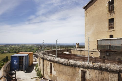 La terrasse panoramique de l'Hôtel La Prison à Béziers avec vue sur la campagne et les remparts fortifiés