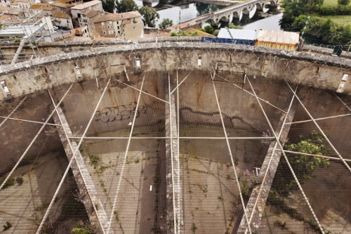 Vue aérienne de la cour rénovée de l'Hôtel La Prison avec sol en grille métallique à Béziers, France