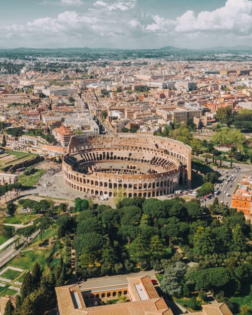 Le Colisée, l'Amphithéâtre Flavien, le monument le plus imposant de la Rome antique qui nous soit parvenu : il servait aux spectacles de gladiateurs.