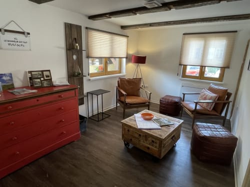 Espace de vie | Table basse | Chaises | Meuble de rangement