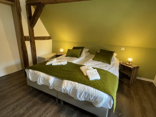 Lit | Serviette | Oreiller | Drap | Table d'appoint