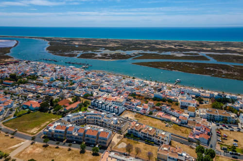 Vue aérienne de la ville côtière de Santa Luzia avec ses eaux turquoise et ses bâtiments résidentiels