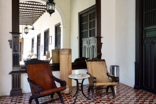 Spazi accoglienti a Villa Merida Boutique Hotel. La foto cattura le invitanti aree comuni nel patio, adornate con sedie e tavolini, creando un ambiente accogliente e socievole per gli ospiti per rilassarsi e connettersi.