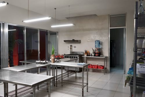 Paradiso culinario presso Villa Merida Boutique Hotel. La foto svela la nostra cucina comune completamente attrezzata, un hub gastronomico dove ogni desiderio culinario è soddisfatto con un tocco di comfort domestico.