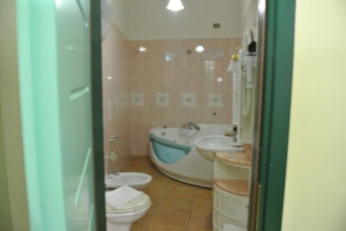 Bagno moderno con vasca Jacuzzi, doppio lavabo e WC bianco presso Locanda degli Illustri, Civitanova del Sannio