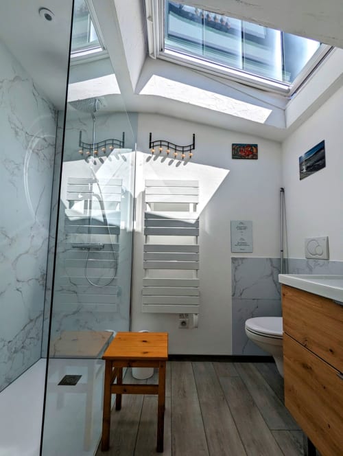 Chambre Automne, entrée privative, grand lit double, lumineuse, vue direct sur la nature, sans voisins, en Aubrac, grand lit double, chambres, hotel en Aubrac , en Aveyron, coin bureau, télétravail, tv et wifi haut débit, salle de bain douche à l'italienne refaite en 2023, possible jusqu'a deux 2 personnes. Chambre cocooning tranquille, vue sur la nature, et torrent d'Aubrac en Aveyron séjour chambre d'hôtes aubrac Aveyron nature 12 neige ski hotel hébergement authentique plateau aubrac randonnée éco écologique nuitée Aubrac hôtels atypique, montagne campagne original logement rivière truites vaches buron laguiole nasbinals cascade du deroc transhumance original.Plateau dinatoire pour deux personnes