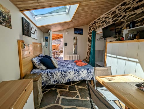 Chambre Automne, entrée privative, grand lit double, lumineuse, vue direct sur la nature, sans voisins, en Aubrac, grand lit double, chambres, hotel en Aubrac , en Aveyron, coin bureau, télétravail, tv et wifi haut débit, salle de bain douche à l'italienne refaite en 2023, possible jusqu'a deux 2 personnes. Chambre cocooning tranquille, vue sur la nature, et torrent d'Aubrac en Aveyron séjour chambre d'hôtes aubrac Aveyron nature 12 neige ski hotel hébergement authentique plateau aubrac randonnée éco écologique nuitée Aubrac hôtels atypique, montagne campagne original logement rivière truites vaches buron laguiole nasbinals cascade du deroc transhumance original.Plateau dinatoire pour deux personnes