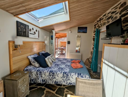 Chambre Automne, entrée privative, grand lit double, lumineuse, vue direct sur la nature, sans voisins, en Aubrac, grand lit double, chambres, hotel en Aubrac , en Aveyron, coin bureau, télétravail, tv et wifi haut débit, salle de bain douche à l'italienne refaite en 2023, possible jusqu'a deux 2 personnes. Chambre cocooning tranquille, vue sur la nature, et torrent d'Aubrac en Aveyron séjour chambre d'hôtes aubrac Aveyron nature 12 neige ski hotel hébergement authentique plateau aubrac randonnée éco écologique nuitée Aubrac hôtels atypique, montagne campagne original logement rivière truites vaches buron laguiole nasbinals cascade du deroc transhumance original.Plateau dinatoire pour deux personnes