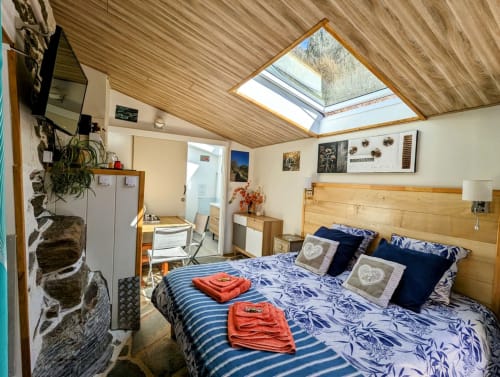 Chambre Automne, entrée privative, vue sur les étoiles, hotel en Aubrac, chambre d'hôtes avec grand lit double, grande salle de bain à l'italienne, grand vélux électrique, vue sur la nature d'Aubrac tv wifi haut débit, table de bureau salle de bain entièrement refaite en 2023