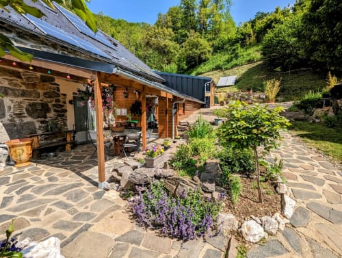 Chambre Automne, entrée privative, vue sur les étoiles, hotel en Aubrac, chambre d'hôtes avec grand lit double, grande salle de bain à l'italienne, grand vélux électrique, vue sur la nature d'Aubrac tv wifi haut débit, table de bureau salle de bain entièrement refaite en 2023
