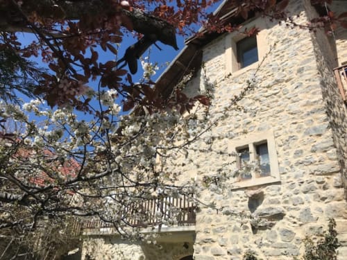 La Pastorale, Chambres et appartements de charme entre Gap , Chorges et Savines-le-Lac à 5mn du lac de Serre-Ponçon et du Parc National des Ecrins. Piscine chauffée