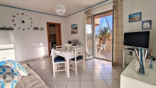 Appartamento costiero Stella Marina a Porto Empedocle con soggiorno, sala da pranzo e balcone con vista sul mare