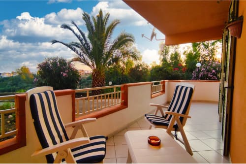 Balcone Stella Marina con lettini a righe, palme e vista sul mare a Porto Empedocle, costa di Agrigento