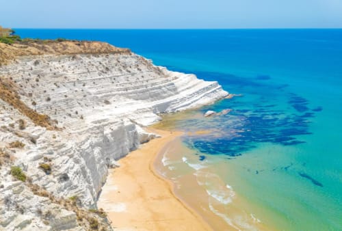 Spettacolari scogliere di calcare bianco che si affacciano su spiaggia dorata e acque turchesi vicino all'appartamento Stella Marina a Porto