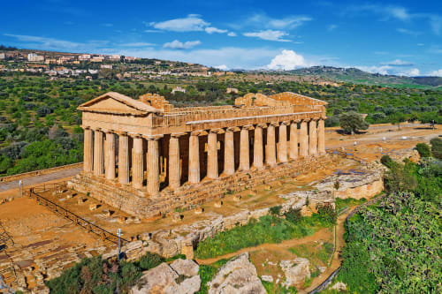 Rovine di antico tempio greco con colonne dorate che dominano le vallate verdi vicino ad Agrigento, Sicilia, Italia