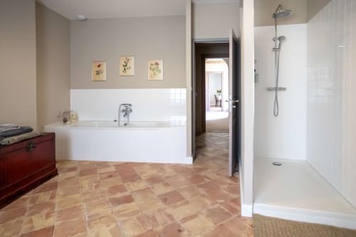 vue d ensemble de la salle de bain de la chambre les oliviers avec baignoire et douche a l italienne