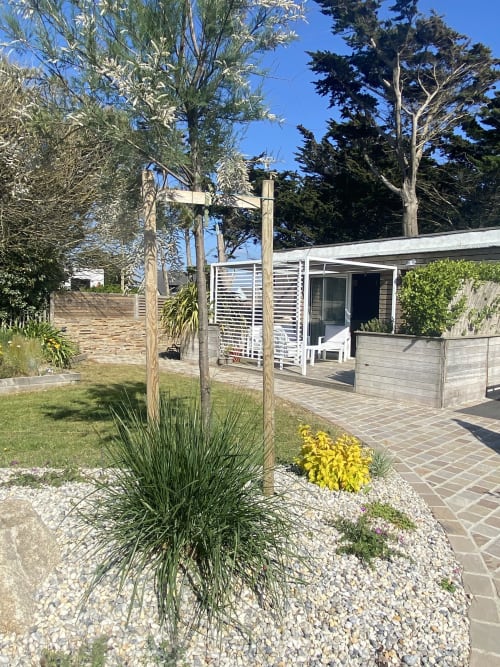 Terrasse très abritée, joli jardin aménagé