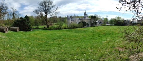 Château d'Hassonville dominant les prairies verdoyantes de Marche-en-Famenne en Belgique