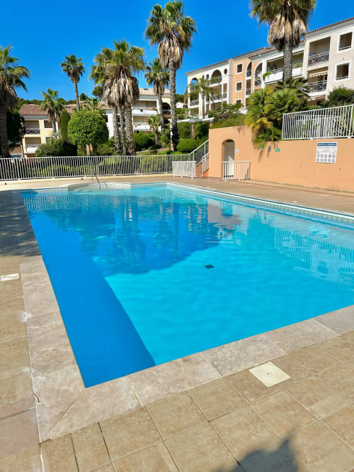 Piscine de l'appartement La Girelle - VacancesGiens location saisonnière d'appartement - Proche du sentier du littoral.