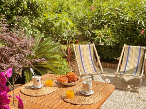 Jardin de l'appartement La Rascasse - VacancesGiens location saisonnière d'appartement - Proche du sentier du littoral