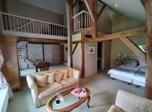 Suite Junior au Château d'Hassonville à Marche-en-Famenne avec poutres apparentes, mezzanine, canapé écossais et lit