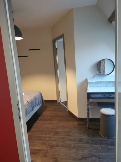 Porte | Miroir | Lit | Lumières