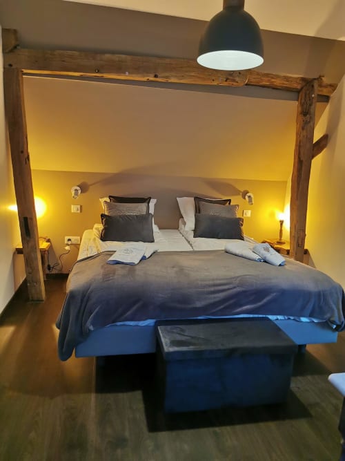Lit | Drap | Coussin | Chaise