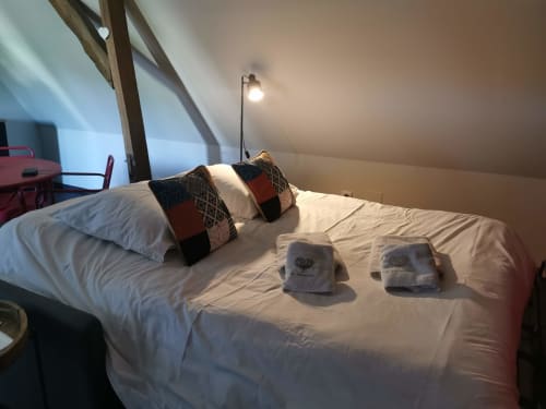 Serviettes | Lit | Couverture | Oreillers | Chaise | Table