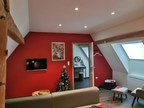 Sapin de Noël | Téléviseur | Sol | Miroir | Canapé | Chaises
