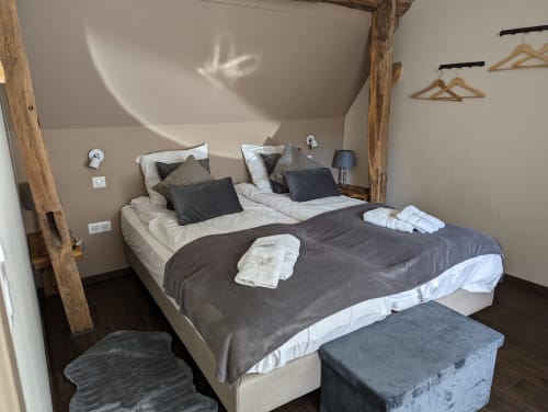 Lit | Drap | Linge de maison | Serviettes | Oreillers | Cintres