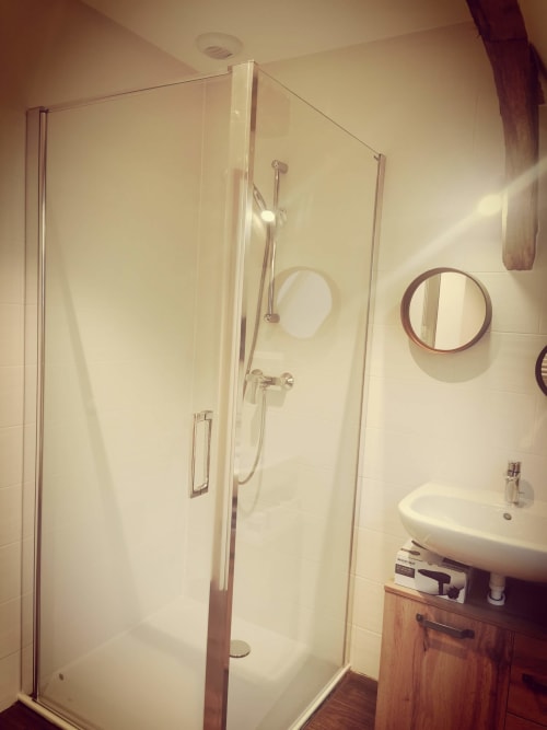 Douche | Miroir | Lavabo | Robinet | Armoire