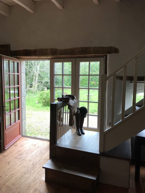 Intérieur du cottage Le Petit Manoir de Kériolet avec vue sur le jardin par les portes-fenêtres, Concarneau