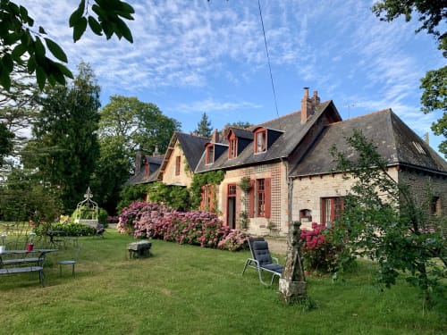 Le Petit Manoir de Kériolet à Concarneau : jardin soigné, hortensias roses et espace détente