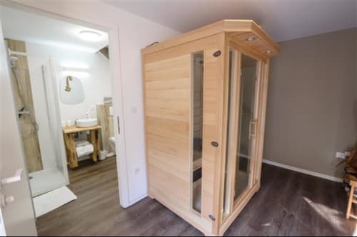 Sauna | Salle de bain | Lavabo | Robinet | Miroir