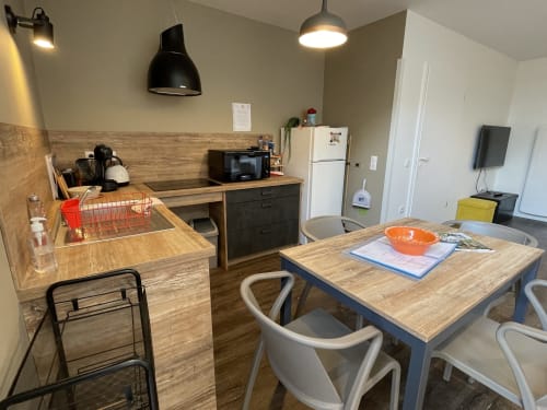Cuisine | Table à manger | Chaises | Électroménagers