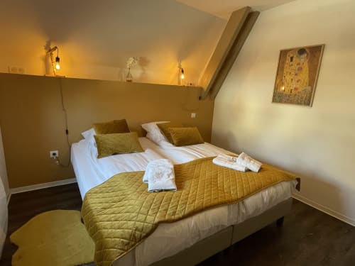 Lit | Tapis | Cadre | Serviettes | Oreillers