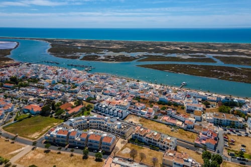 Vue aérienne de la ville côtière de Santa Luzia avec lagon turquoise, bateaux et villas en front de mer
