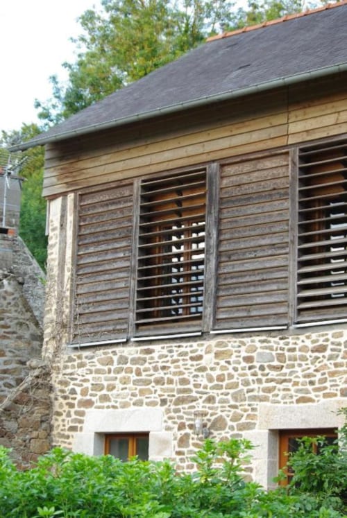 Villa en pierre rustique avec volets à lames de bois et toit sombre, Gîte de la Tannerie, Dinan