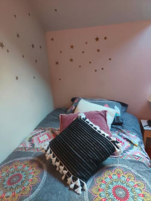 Chambre douillette à la villa La Conciergerie de Nathalie à Dinan avec stickers muraux étoilés et literie colorée