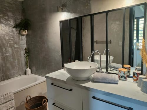 Salle de bains moderne à la villa La Conciergerie de Nathalie à Dinan avec lavabo blanc et baignoire