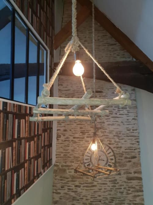 Luminaires suspendus rustiques avec corde et cadre en bois dans l'appartement Ty Clement à La Conciergerie de Nathalie, Dinan