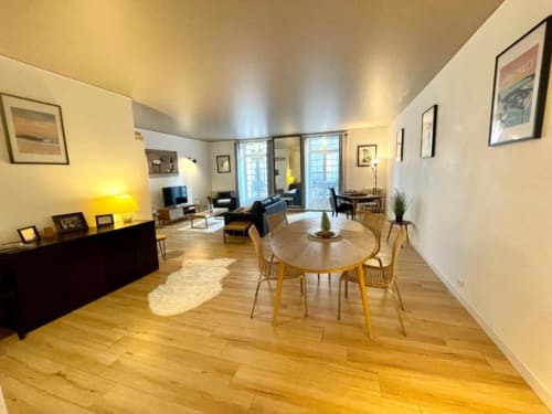 Appartement duplex moderne à Dinan avec séjour ouvert, parquets, vues sur la ville depuis le balcon