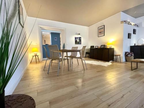 Séjour moderne du duplex à La Conciergerie de Nathalie à Dinan avec coin repas, parquets et décor contemporain