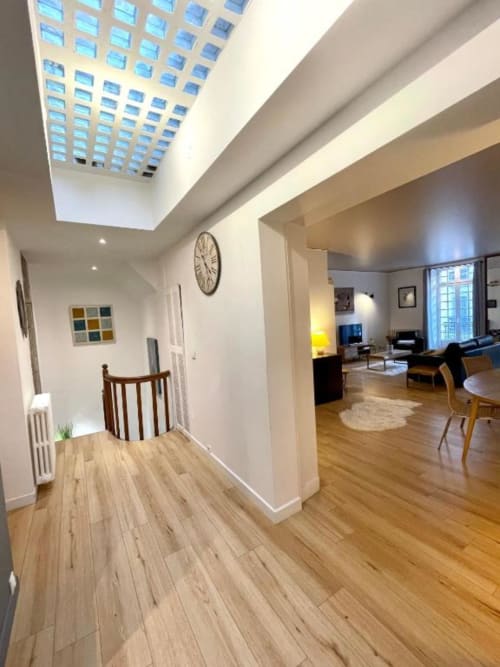Couloir moderne d'appartement en duplex avec puits de lumière à Dinan, France - propriété La Conciergerie de Nathalie