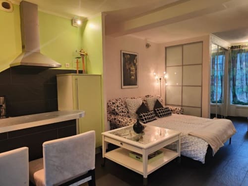 Studio à Dinan avec cuisine vert citron, lit, canapé et mobilier moderne