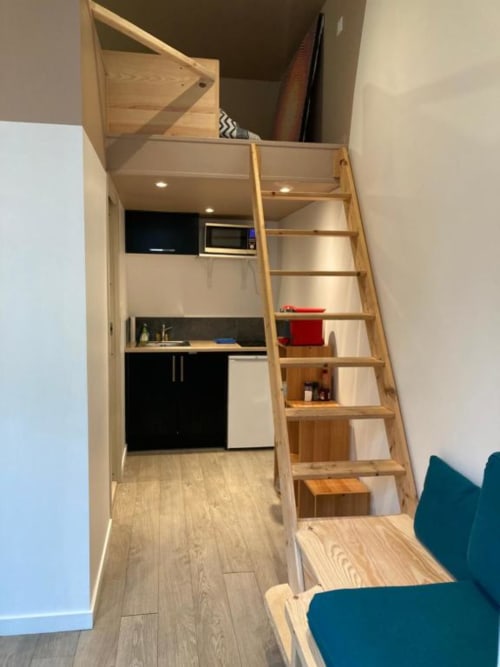 Loft Studio Hikoki avec kitchenette, échelle de mezzanine en bois et rangements à La Conciergerie, Dinan