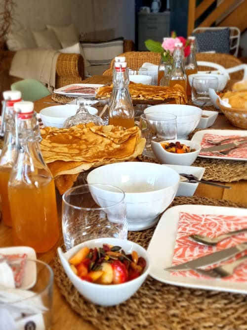 Petit-déjeuner copieux à Ty Coz Breizh, chambres d'hôtes situées à Lorient, Bretagne Sud, avec des viennoiseries, des fruits frais, des confitures maison et une boisson chaude, parfait pour bien commencer une journée de visites et de découvertes