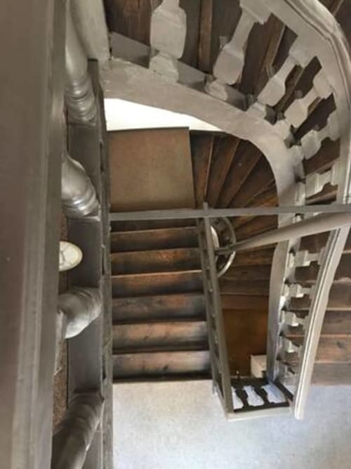 Escalier en spirale dans l'appartement Bohème à La Conciergerie de Nathalie, Dinan